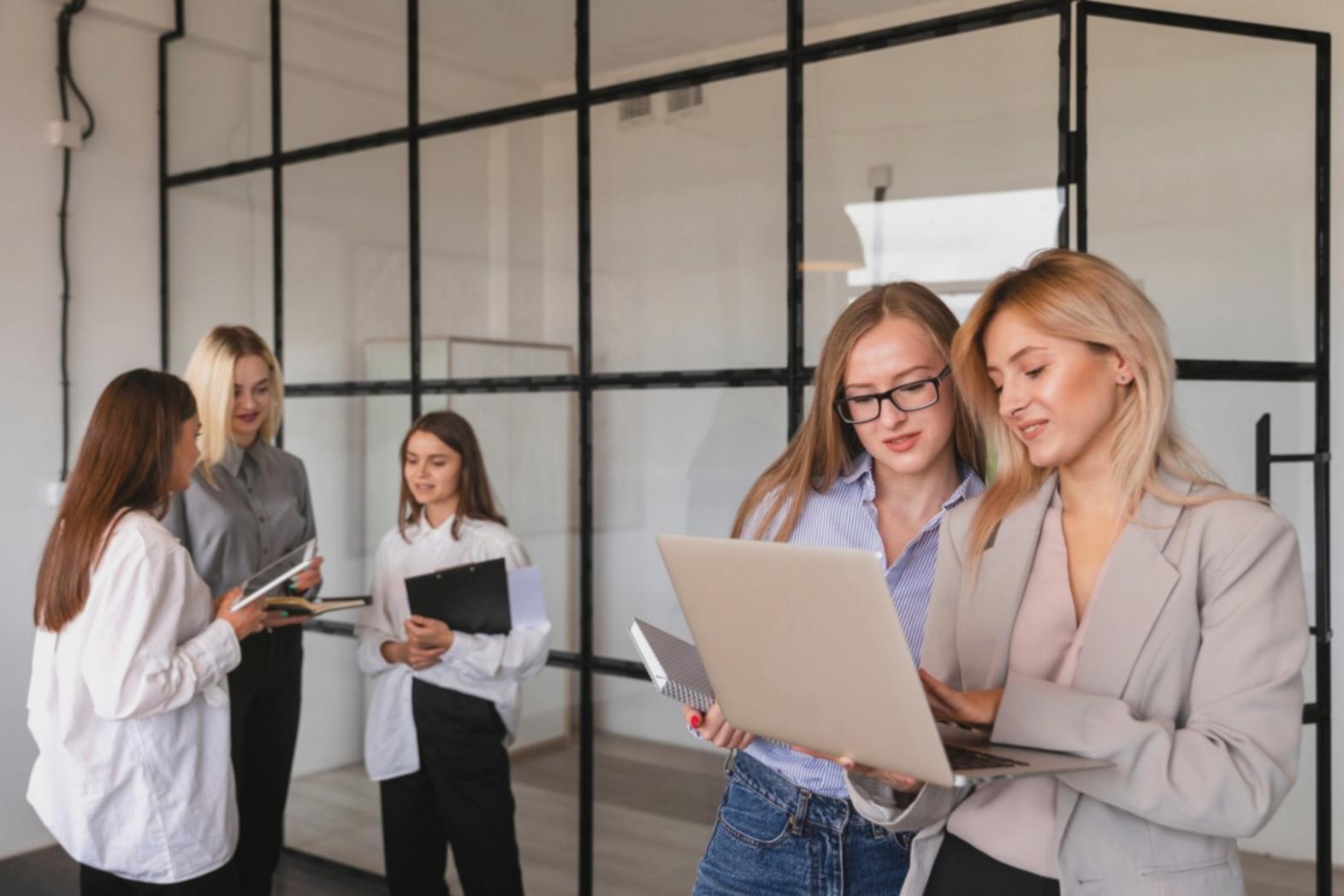 Teilnehmer während einer praktischen Analysesitzung mit Finanzunterlagen