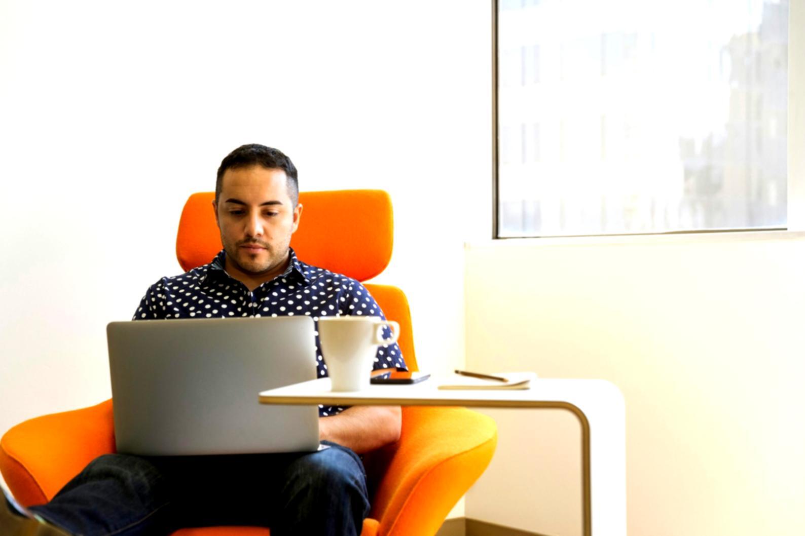 Finanzanalyst arbeitet mit Unternehmensdaten und Kennzahlen am Computer