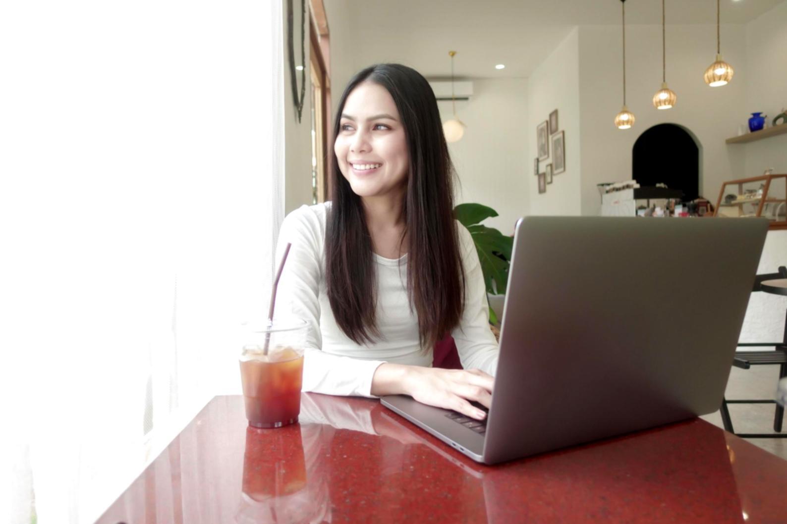 Moderne Schulungsräume mit Analysetools und Bildschirmen für Finanzdata